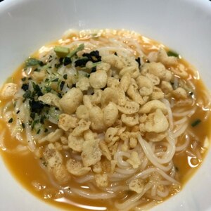 わかめと揚げ玉のそうめん